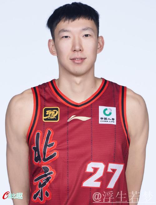 “赛季革新：主帅新任，队长替换，焕然一新”